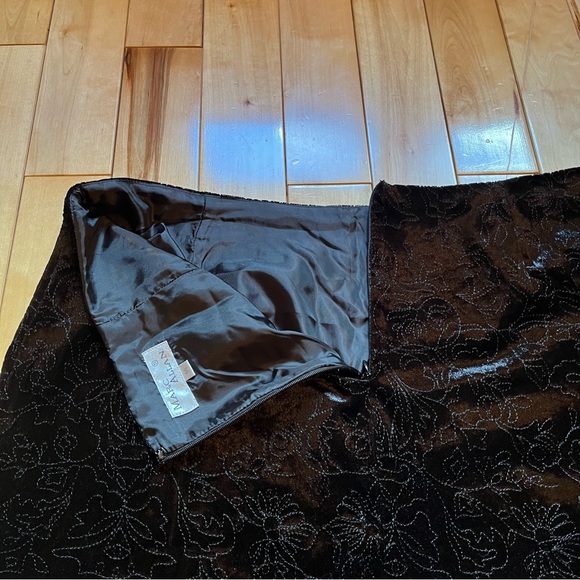 Marc Allan~Black Pencil Skirt~Size 14~Raised Floral Design - Picture 4 of 7